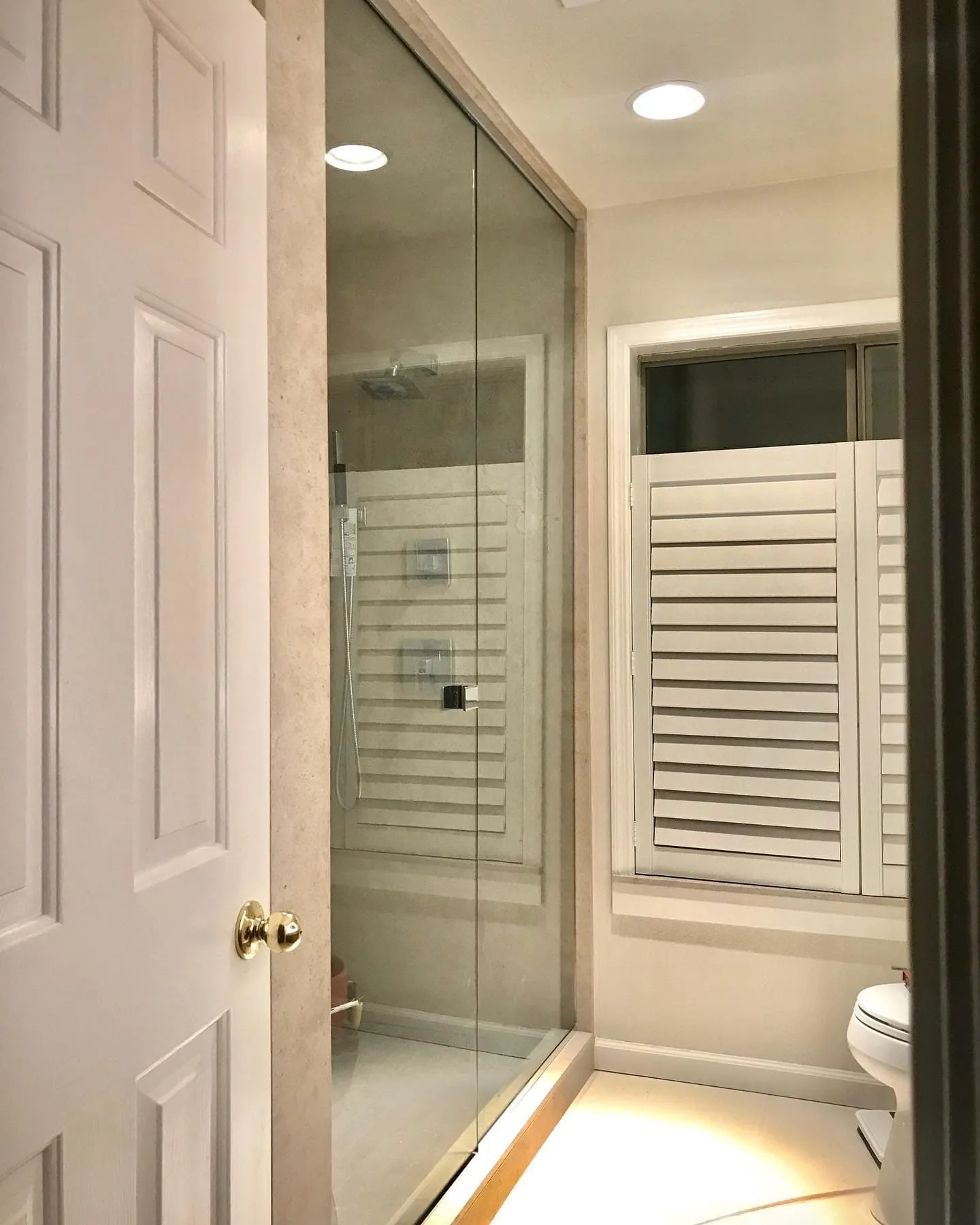 Compact shower with frameless glass door