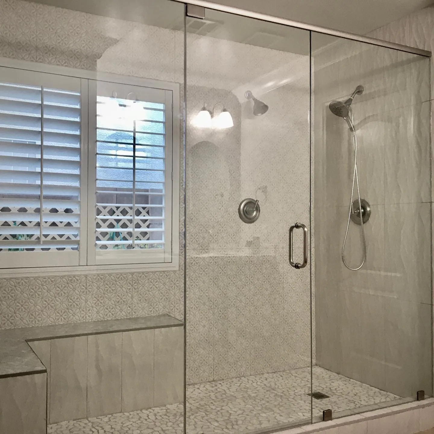 Modern shower glass Green Valley with matte black clips