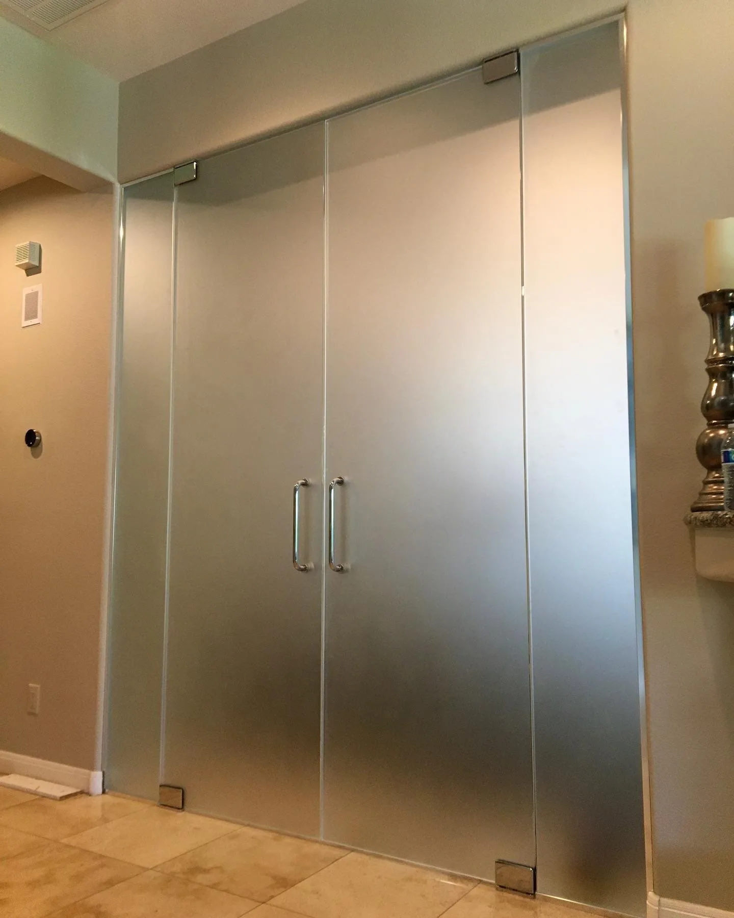 Modern office glass partitions and conference room enclosures in Las Vegas commercial space