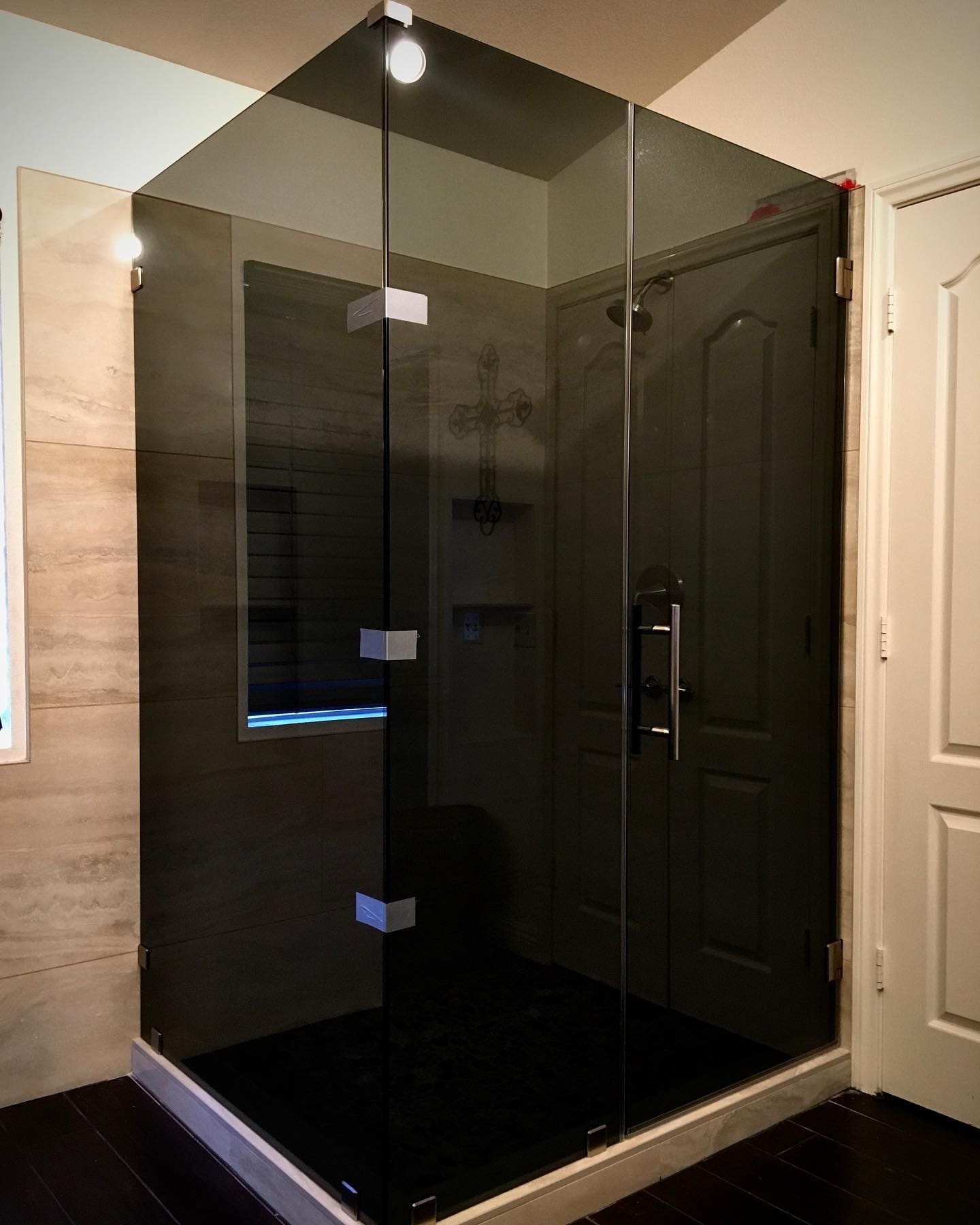 Steam enclosure with transom