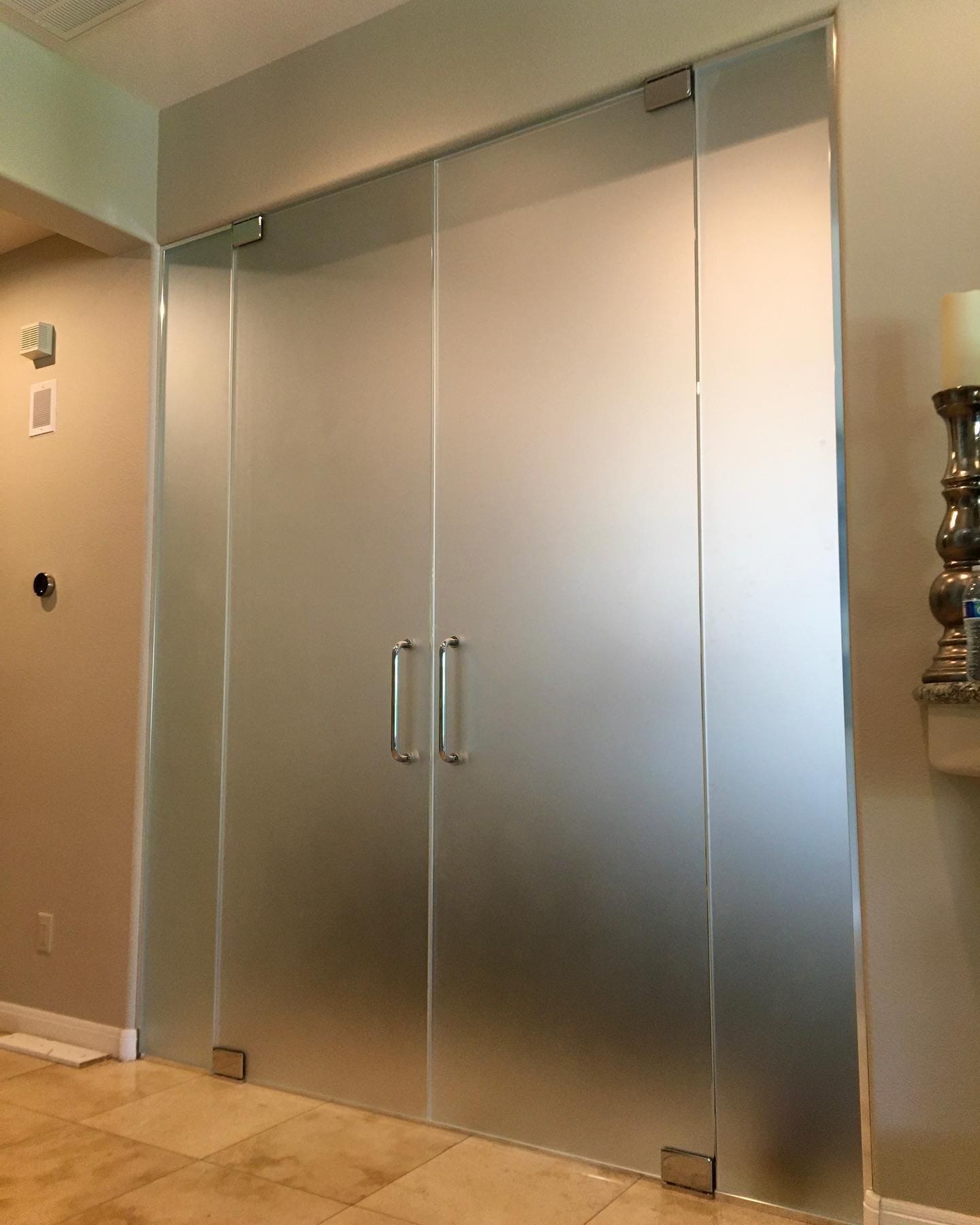 Modern office glass partitions and conference room enclosures in Las Vegas commercial space